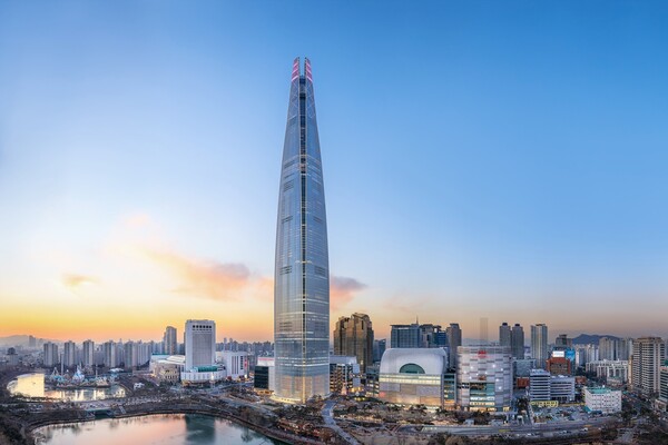                                                                 서울 잠실 롯데 시그니엘 호텔 전경. 사진제공=호텔 시그니엘