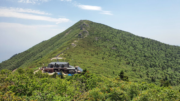 쾌청한 날씨 속에 중청대피소 위로 설악산 정상인 대청봉이 웅장한 자태를 드러내고 있다. 사진=연합뉴스