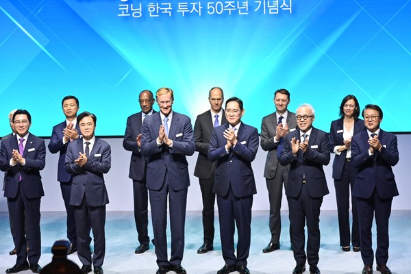 이재용 삼성전자 회장, 웬델 윅스 코닝 회장, 김태흠 충남지사 등이 참석한 가운데 1일 오전 충남 아산 탕정 디스플레이시티 코닝 정밀소재 2단지에서 코닝의 '한국 투자 50주년 기념행사'가 열리고 있다. 사진=충남도 제공