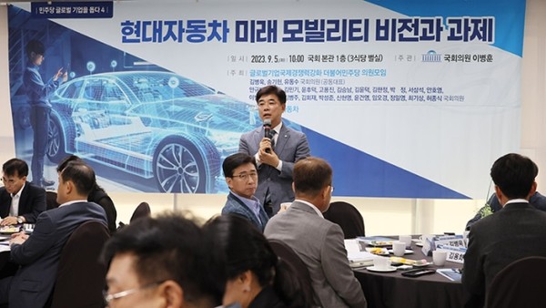 김병욱 더불어민주당 원이 5일 오전 국회에서 열린 '현대자동차 미래 모빌리티 비전과 과제' 세미나에서 인사말을 하고 있다. 사진=연합뉴스