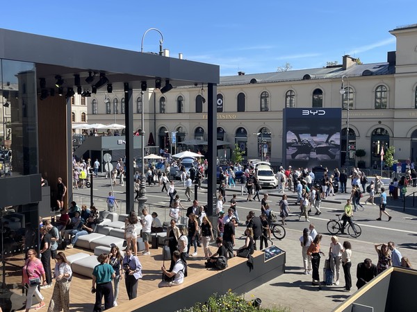  5일 유럽 최대 모터쇼 독일 IAA 모빌리티 오픈스페이스. 마주보고 설치된 독일 폭스바겐 전시장과 중국 비야디 전시장을 방문객들이 둘러보고 있다. 사진=연합뉴스