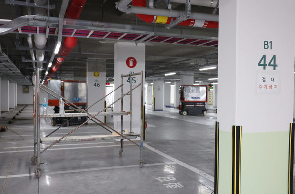 지난 8월 28일 오후 충남 공주시 한국토지주택공사(LH) 공주월송 A4 아파트 지하주차장에서 보강 공사가 진행되고 있다. 이 아파트의 지하주차장에서는 기둥 345개 중 154개(45％)에서 전단 보강 철근을 누락한 게 확인됐다. 사진=연합뉴스