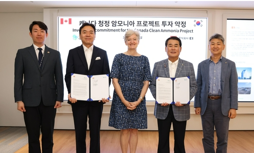 E1은 올해 7월 캐나다 블루암모니아 프로젝트에 투자하기로 했다. (왼쪽부터) 빅터 리 캐나다 앨버타 주정부 한국 대표, 문상호 하이드로젠 대표, 타마라 모휘니 주한 캐나다 대사, 구자용 E1 회장, 조문기 E1 사업개발본부장.[E1 제공]