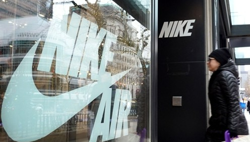 지난해 12월 21일(현지시간) 한 고객이 미국 일리노이주 시카고 도심 고급 쇼핑거리인 매그니피션트 마일의 나이키 매장에 들어가고 있다.  AFP=연합