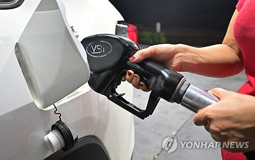유가의 고공 행진이 이어지는 가운데 미국 캘리포니아주의 한 주유소에서 기름을 넣는 모습. 사진=AFP연합뉴스