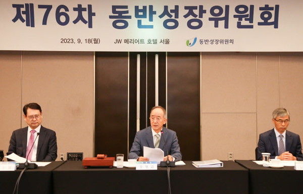 18일 동반성장지수 평가결과를 발표하고 있는 오영교 동방성장위원회 위원장(가운데)과 육성권 공정거래위원회 사무처장(왼쪽), 박치형 동반성장위원회 운영처장. 사진=동반성장위원회 제공.