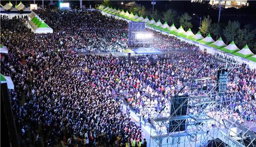 ‘발디딜 틈이 없는 인파'로 가득찬 동해무릉제의 뜨거운 열기. 사진=동해시 제공