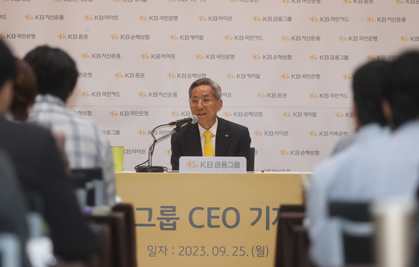 윤종규 KB금융지주 회장이 25일 서울 여의도 국민은행 신관에서 열린 KB 금융그룹 CEO 기자간담회에서 인사말을 하고 있다. 사진=연합뉴스