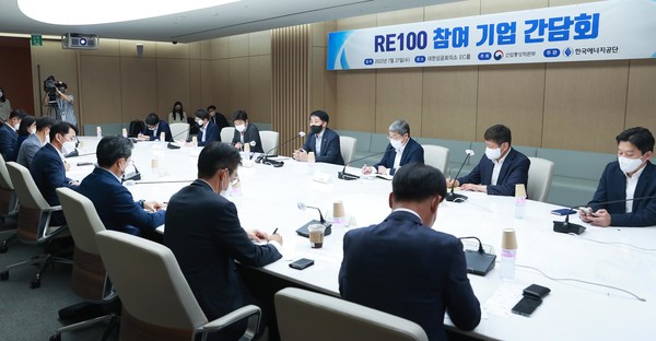 지난 7월 27일 서울 대한상의 EC룸에서 열린 RE100 기업 간담회의 모습. 사진=연합뉴스(산업통상자원부 제공)