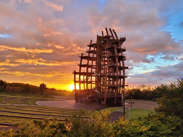 저녁 노을을 받아 아름담게 빛나는 솔방울 전망대. 사진=2023강원세계산림엑스포 조직위원회 제공