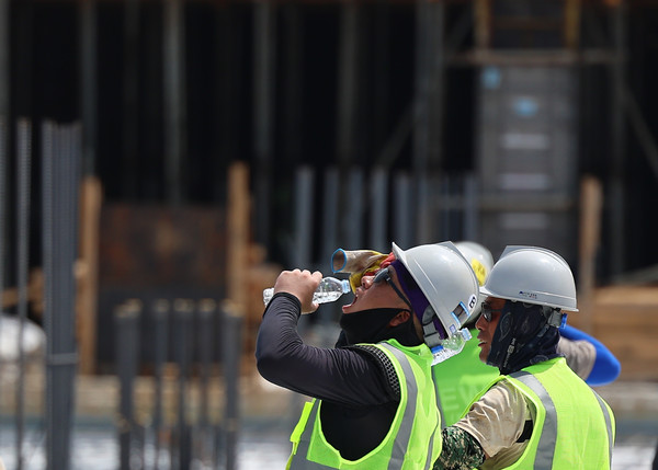 뜨거운 열기를 얼음물로 식혀보는 사람들. 사진=연합뉴스