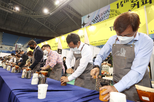 100명의 바리스타가 빚어내는 100가지 커피의 맛. 사진=연합뉴스