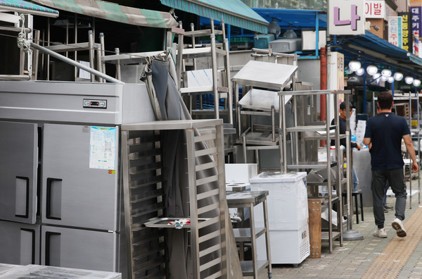 ​음식숙박업의 5년 후 생존률이 22.8%에 불과한 가운데, 서울 황학동의 주방거리에 중고 주방기구들이 쌓여 있는 모습. 사진=연합뉴스​