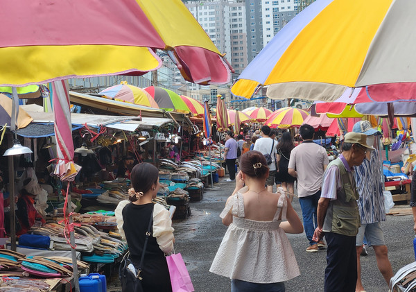 부산을 대표하는 자갈치 시장을 찾는 관광객들의 모습. 사진=연합뉴스