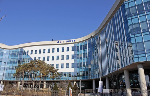 기획재정부는 다른 부처와 달리 1급 이상 여성 고위직 내부 승진이 없어 '금녀 부처'라는 지적을 받아왔다. 사진은 기획재정부 세종 청사 모습.                                                                                  (사진=위키피디아)