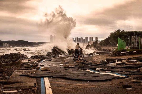 지난해 태풍 '힌남노'가 지나간 뒤 종잇장처럼 부서진 도로의 모습을 담은 조은옥씨 작품 '태풍의 흔적'. 이 작품은 세계기상기구(WMO) 2024년 달력 사진 공모전에 선정됐다.사진=기상청 제공