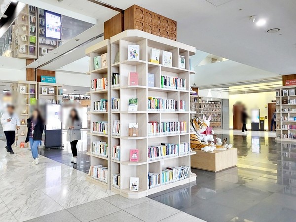 경북도청 본관인 안민관 1층의 열린도서관 '미래창고'의 모습. 사진=경북도청 제공