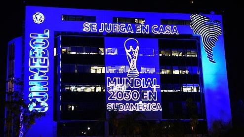2023년 10월 5일(현지시간)  2030년 월드컵 개최를 알리는 조명으로 장식된 파라과이 루케에 소재한 남미축구연맹 본부의 전경. AFP=연합