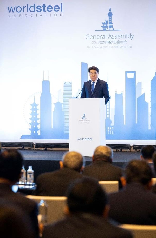 최정우 세계철강협회장이 지난 16일 중국 상하이에서 열린 세계철강협회(worldsteel) 총회에 참석해 기조연설을 하고 있다. 사진=포스코홀딩스 제공