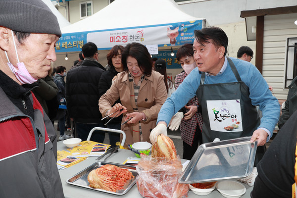 ​'농민-기업-행정'의 삼각 협력으로 '푸드 업사이클링'의 대표 사례가 된 '어쩌다 못난이 김치'의 판매 현장에서 김영환 충북 도지사의 모습. 사진=충북도청 제공​