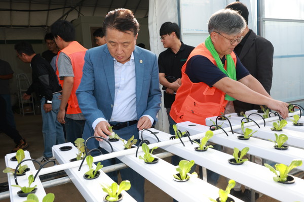 충북에 자리 잡은 스마트팜 농장을 찾은 김영환 충북도지사. 사진=충북도청 제공