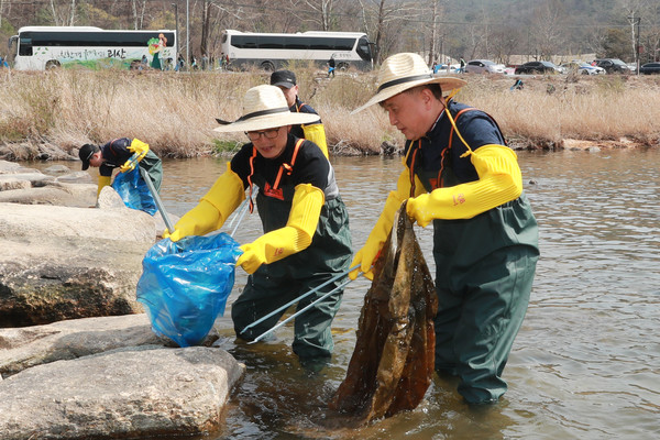 호수공원(레이크파크)을 위해 필수적인 환경 정화 활동을 벌이는 김영환 충북 도지사. 사진=충북도청 제공