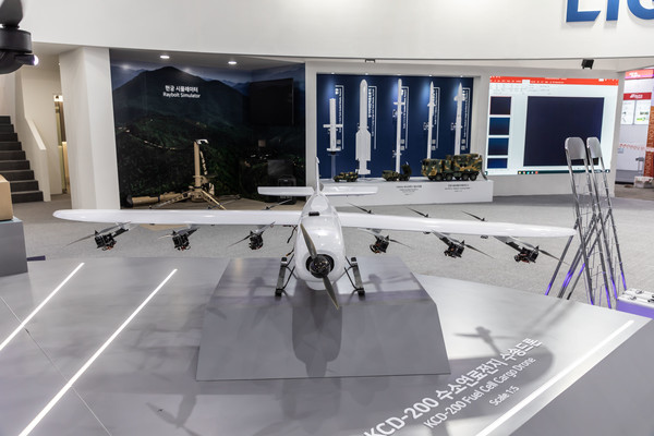 LIG넥스원이 '서울 국제 항공우주 및 방위산업 전시회 2023(Seoul ADEX)'에 참가해 선보인 고중량 화물 운송 드론 KCD-200. 사진=LIG넥스원 제공