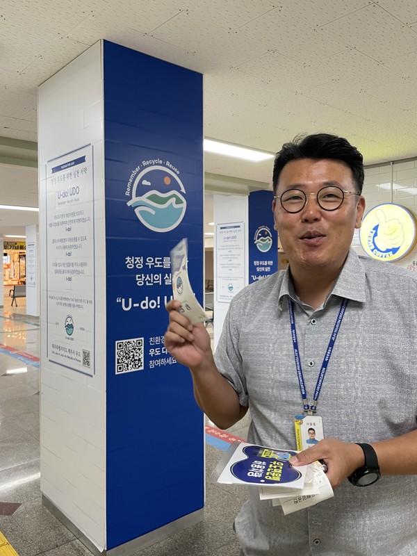 지난 9월21일 제주관광공사 신영배 매니저가 서귀포시 성산 우도여객터미널에 내부에 있는 우도 청정 디지털 서약서에 대해 설명하고 있다. 9월 현재 8000명이 서명했다. 제주자치도는 이런 청정 서약을 우도뿐 아니라 제주도 관광객 전체에 받을 계획을 추진중이다. 사진=ESG경제