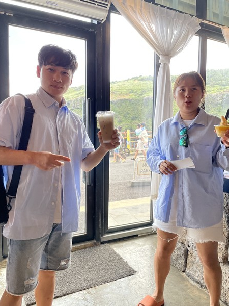 지난 9월21일 우도 한 카페에서 만는 관광객들이 다회용컵에 커피를 들고 카페를 나서고 있다. 이들은 "플라스틱 쓰레기 없는 청정 우도 프로젝트에 기꺼이 동참한다"며 다회용컵을 기자에게 들어보이고 있다. 사진=ESG경제