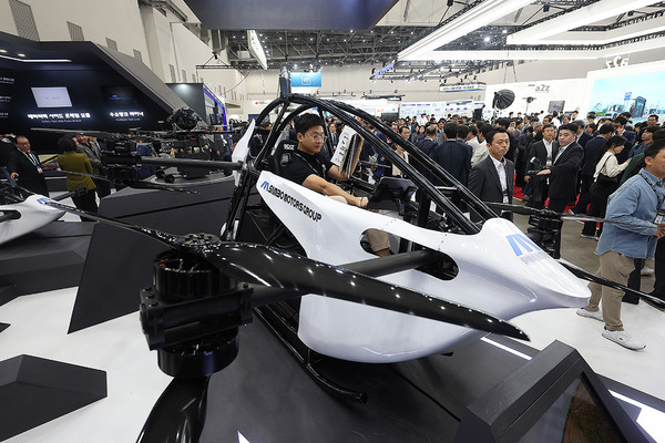 19일 삼보모터스가 대구 북구 엑스코에서 열린 2023 대한민국 ‘미래모빌리티엑스포’에서 자체 개발한 1인승 기체(HAM2)를 최초 공개하고 있다.  (사진=대구시 제공)