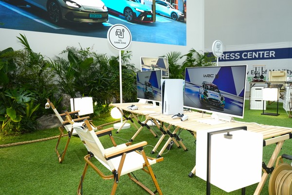 현대차는 이번 미래모빌리티엑스에서 새로운 V2L(Vehicle to Load·전기차 배터리를 외부에 사용하는 기술) 체험 이벤트도 마련했다. 여러 대의 V2L 차량이 모이면 기존에 야외 활동에서 할 수 없었던 아웃도어 라이프 스타일을 만들 수 있다.                                                                                           (사진=현대차 제공)