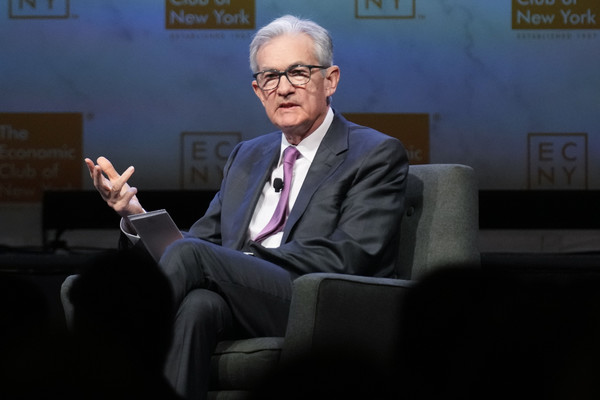 제롬 파월 미국 연방준비제도(Fed·연준) 의장이 19일(현지시간) 뉴욕에서 열린 뉴욕경제클럽 간담회에서 연설하고 있다. 이날 파월 의장은 미국의 물가상승률이 여전히 높으며 경제 성장세가 현 상황보다 둔화돼야 물가 목표를 안정적으로 달성할 수 있다고 평가했다. 사진=AP연합뉴스