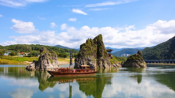 단양 8경 중 제1경인 도담삼봉의 아름다운 자태. 사진=단양군 제공