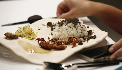 2022년 2월 13일 태국 방콕의 한 카페에서 고객이 귀뚜라미가 들어간 게 요리를 맛보고 있다. EPA=연합