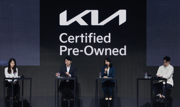 기아차 관계자들이 25일 서울 서초구 세빛섬 플로팅아일랜드 컨벤션에서 열린 '기아 인증중고차 미디어데이'에서 취재진의 질문에 답하고 있다. 왼쪽부터 국내 CPO 사업팀의 노희진 책임매니저와 이종혁 팀장, 국내전략실장 김지민 상무, 국내 CPO 사업팀 김은성 책임매니저. 사진=연합뉴스
