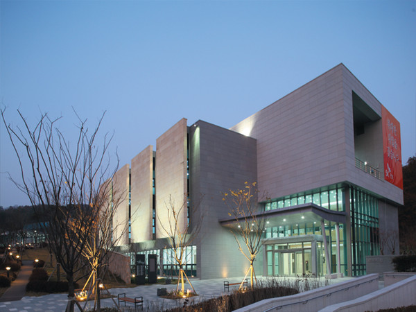 SK텔레콤은 세종특별자치시시설관리공단, 사회적기업 행복커넥트, 왕산두레마을협동조합과 함께 세종 은하수공원에 다회용 컵 순환 시스템을 도입하기 위한 업무협약을 체결했다고 25일 밝혔다. 사진은 은하수공원 장례식장 모습.                           (사진=은하수공원 누리집)