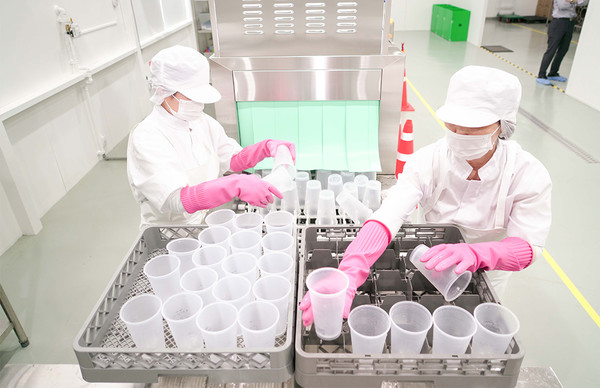 다회용컵은 SK텔레콤이 설립을 지원한 사회적 기업 해피커넥티드에 세척돼 은하수공원 등 친환경 장례식장 및 카페 등에 다시 재공급된다. (사진제공=SK텔레콤)