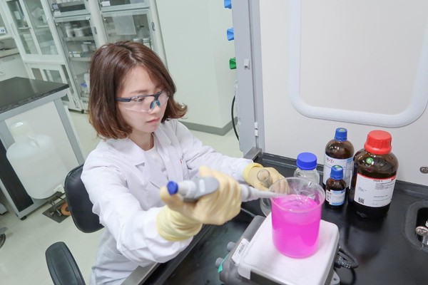 친환경 가소제를 연구하는 LG화학 연구원. 사진=LG화학 제공