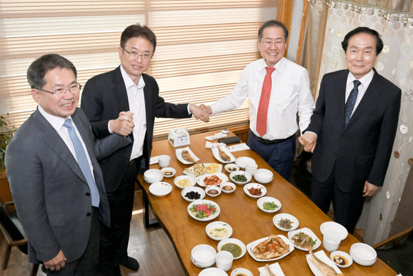 이철우 경북도지사와 홍준표 대구시장, 김진열 군위군수, 김주수 의성군수는 올해 4월28일 군위에서 간담회를 열고 대구경북신공항의 성공적 건설을 둘러싼 화합을 다짐했다. 그렇지만 반년도 지나지 않아 ‘화물터미널 부지’를 놓고 대구와 의성이 첨예하게 대립하고 있는 상황이다. 건설 후속 절차 등을 논의했다. 좌측부터 김진열 군수, 이철우 도지사, 홍준표 시장, 김주수 군수. 사진=경북도 제공