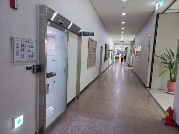 경남도청 1층 복도에서 보이는 장애인복지과 팻말. 사진=ESG경제