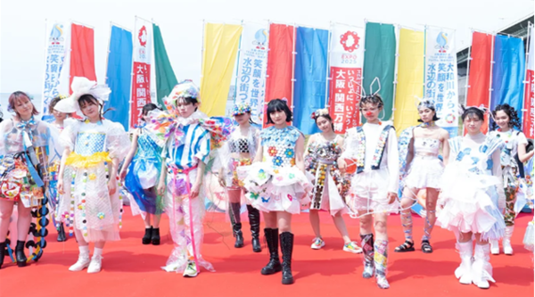 오사카 모드 학원 학생들의 SDGs 테마 패션쇼 장면 