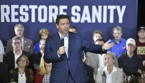 투자 결정 시 ESG 요소를 반영하지 못하게 막는 강력한 법을 통과시킨 론 드산티스 공화당 플로리다 주지사가 6월 27일(현지시간) 뉴햄프셔주 홀리스 타운홀 행사에서 연설하고 있다. 드산티스는 공화당 대통령 후보다. AP=연합