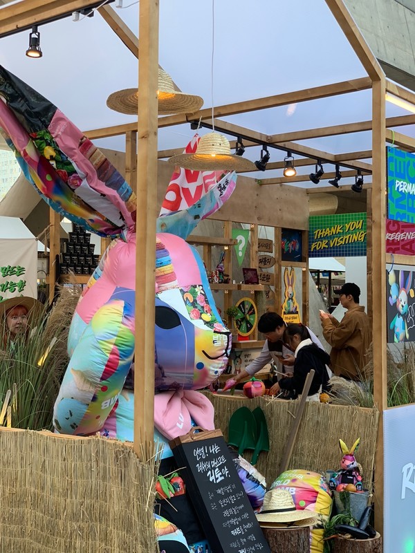 매장의 패블라이트로 만들어진 러쉬의 마스코트 리토(출처=ESG경제)