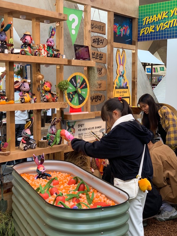 리토의 농장을 체험하고 있는 관람객의 모습(출처=ESG경제)