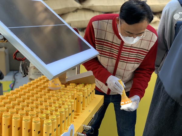 직원이 관람객들에게 솔라카우 패널의 작동 원리에 대해 설명하고 있다(출처=ESG경제)