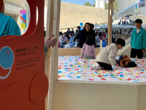 공기 수영장에서 노는 아이들의 모습(출처=ESG경제)