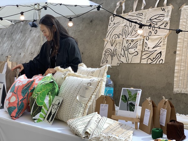 무안디 유혜주 대표가 제품을 진열하고 있는 모습(출처=ESG경제)