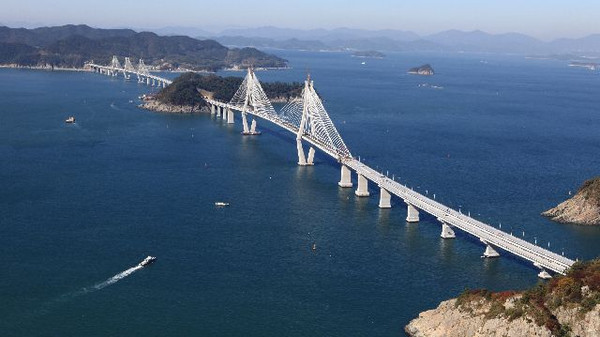 대우건설은 세계 최대 수심인 거가대교 침매터널 프로젝트를 성공시킨 경험이 있다. 사진은 부산~거제 연결 거가대교 전경. 사진=연합뉴스