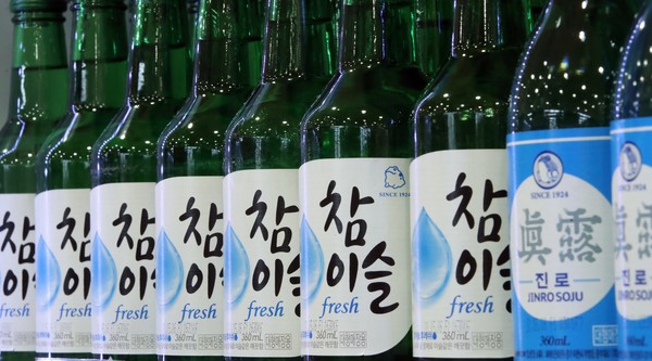 '서민의 술'로 사랑받는 참이슬 소주의 출고 가격이 11월 9일부터 6.95% 오른다. 사진=연합뉴스