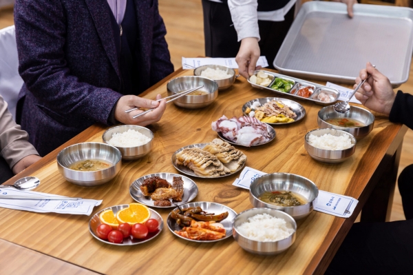 경남도는 거창군뿐 아니라 김해 창원시 등의 장례식장에서 다회용기를 도입해 써왔다. 사진은 김해시 한 장례식장의 다회용기 상차림의 모습                                                     (사진제공=김해시)